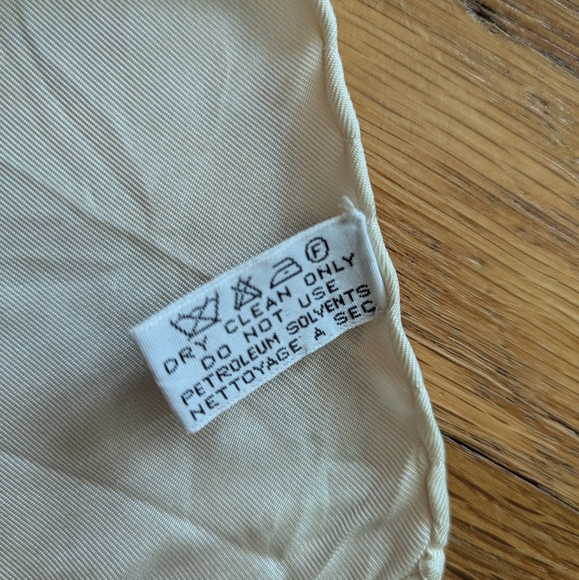 ❌ SOLD ❌ Large Silk Chanel scarf - Picture 5 of 7